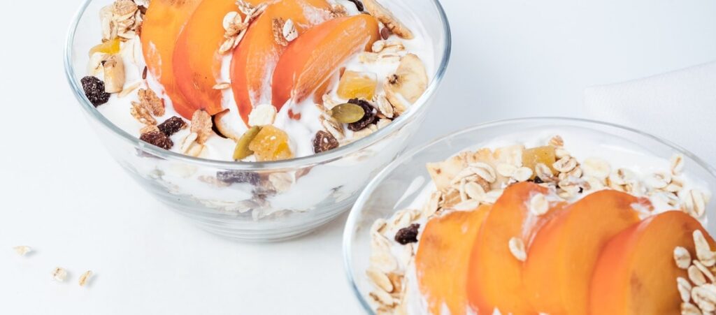 easy allergy free breakfast recipe: yoghurt. peaches and granola